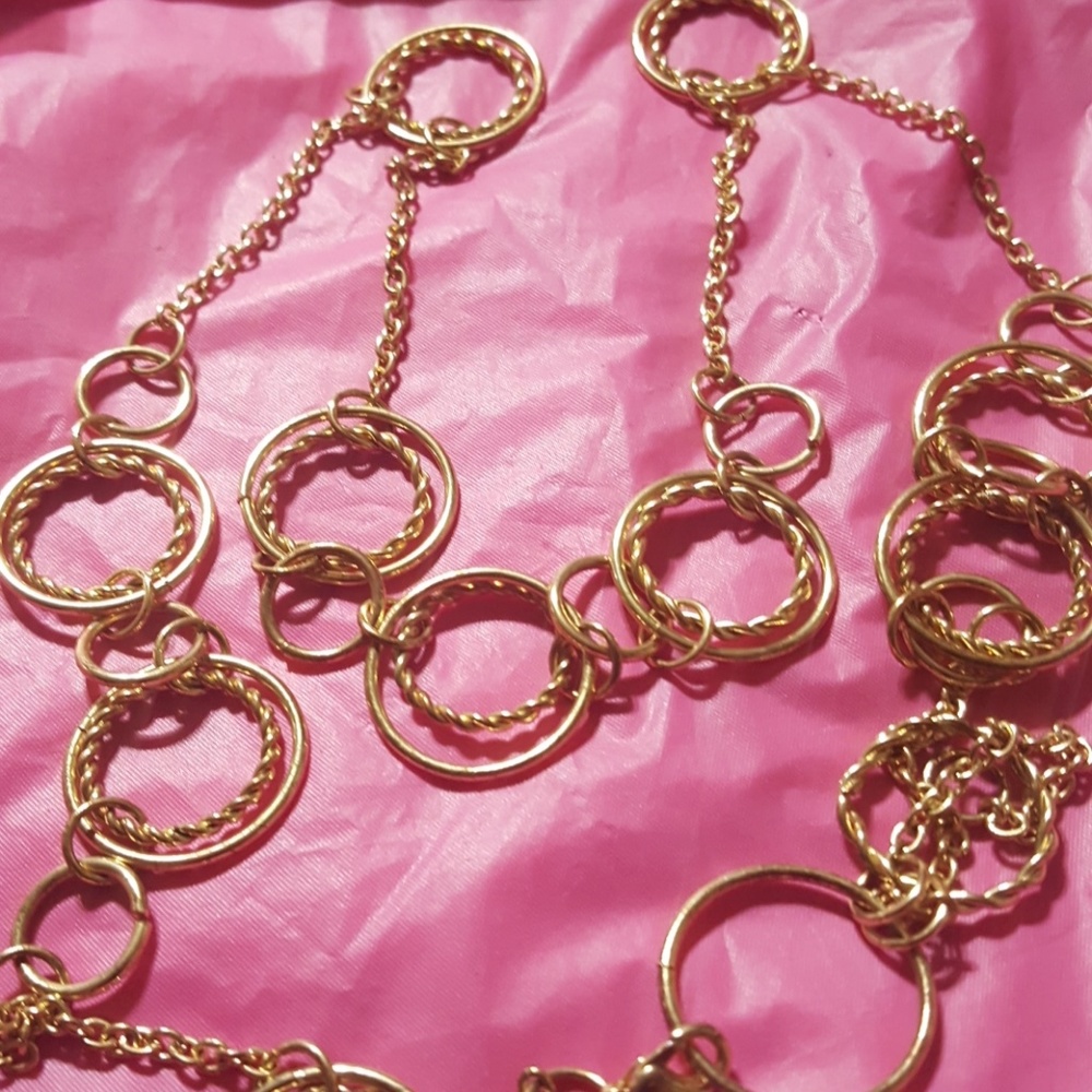A ladies gold tone necklace